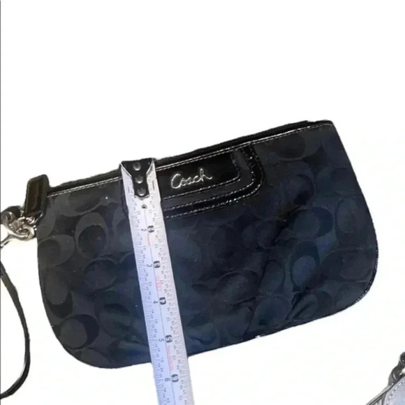 Coach Wrist Wallet. A classic - Picture 4 of 5